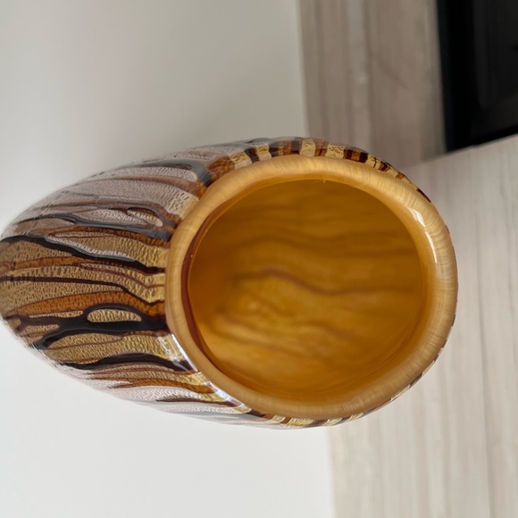 NEW - WOODLAND charming collectible vase. - Picture 4 of 6